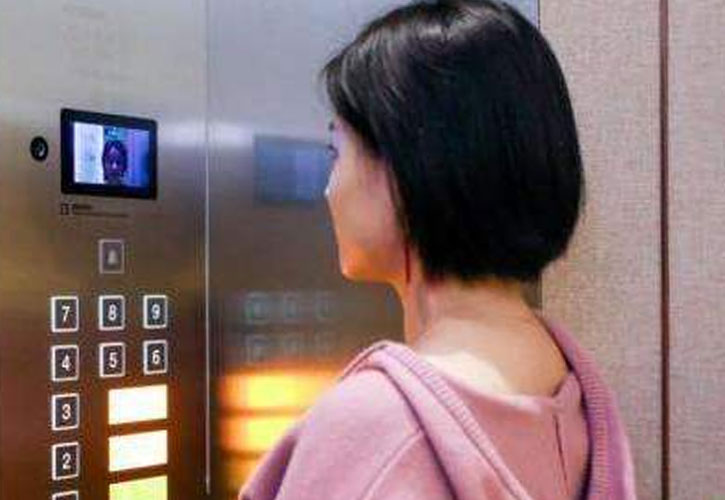 Elevator safety voice prompt